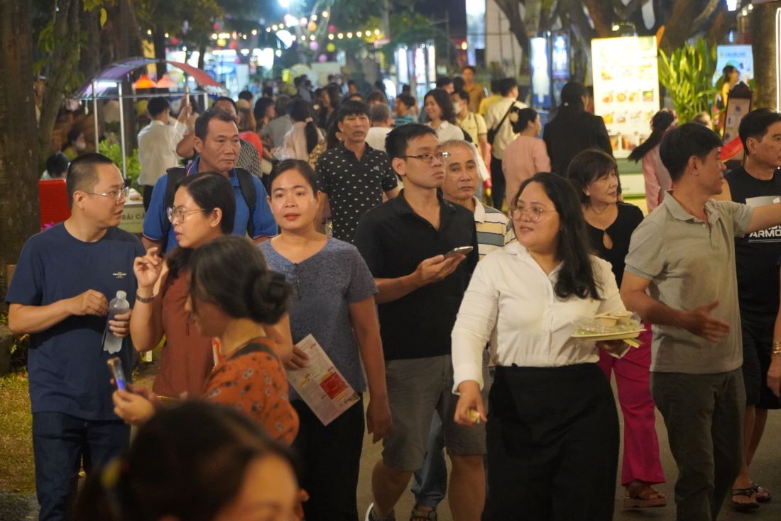 Từ khoảng 18h, hàng nghìn du khách đã có mặt tại lễ hội đến thưởng thức các món ăn đặc sản của các vùng miền.