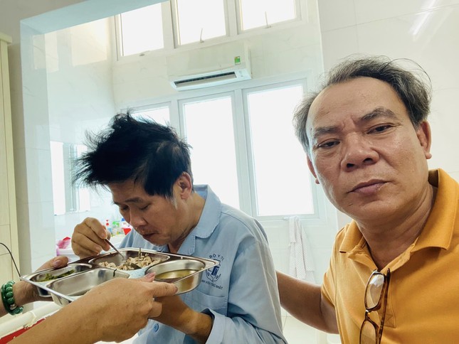 Diễn viên Phương Bình thăm Phước Sang trong bệnh viện. Ảnh: Facebook nhân vật
