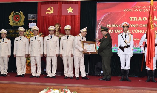 Công an quận Nam Từ Liêm đón nhận Huân chương Chiến công hạng nhất. Ảnh: CAHN