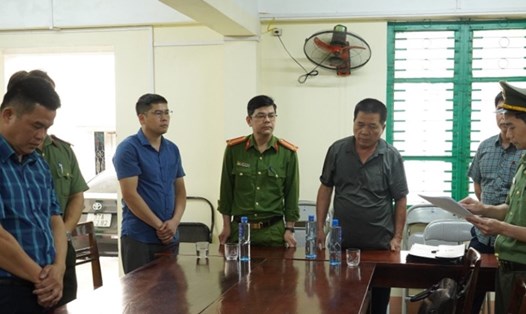 Hoàng Thanh Bình (ngoài cùng, bên trái ảnh) bị bắt giam khi đang đương chức Giám đốc Điện lực huyện Na Rì. Ảnh: Công an Bắc Kạn