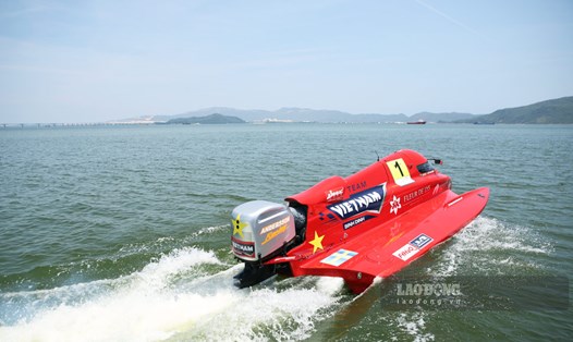 Khoảnh khắc "cỗ máy siêu tốc độ" đội nhà lướt trên đường đua ở Bình Định. Ảnh: Hoài Luân