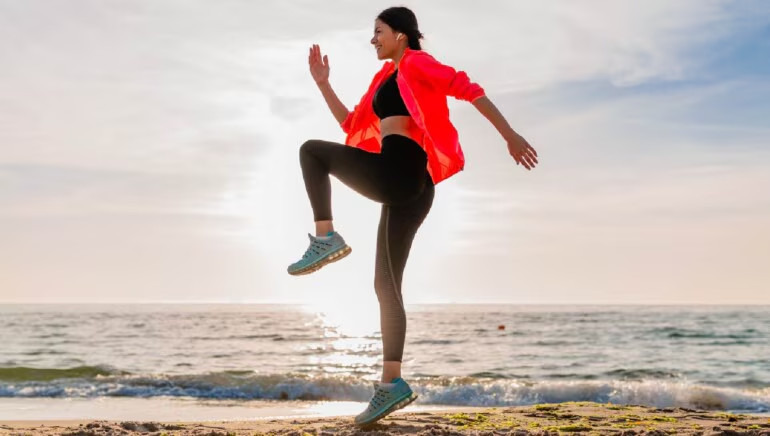 Bài tập nâng cao đùi kết hợp giúp bạn giảm cân hiệu quả. Ảnh: Healthshots