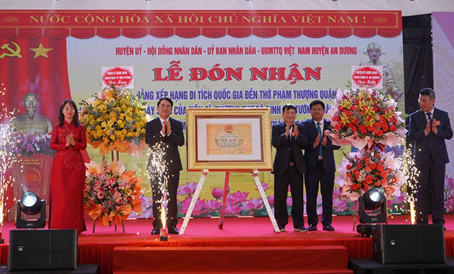 PCT UBND TP Hải Phòng Lê Khắc Nam trao bằng di tích cấp Quốc gia cho đền thờ Phạm Thượng Quận. Ảnh: Mai Dung