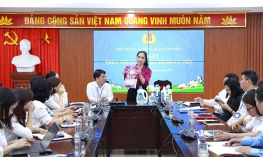 Đoàn viên Công đoàn quận Long Biên được mua sản phẩm của Công ty TNHH Bell Đức với giá ưu đãi từ Chương trình phúc lợi đoàn viên. Ảnh: CĐQ