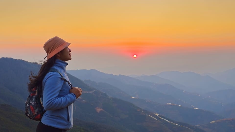 Vào những ngày nắng đẹp, đứng trên đỉnh Sa Mu, có thể nhìn thấy hai đỉnh núi nổi tiếng của tỉnh Yên Bái là Tà Xùa và Tà Chì Nhù, hay toàn cảnh vùng đất Bắc Yên và 1 số khu vực của Sơn La. Xa xa biển mây trắng bồng bềnh tạo nên khung cảnh huyền ảo tựa như 1 bức tranh.