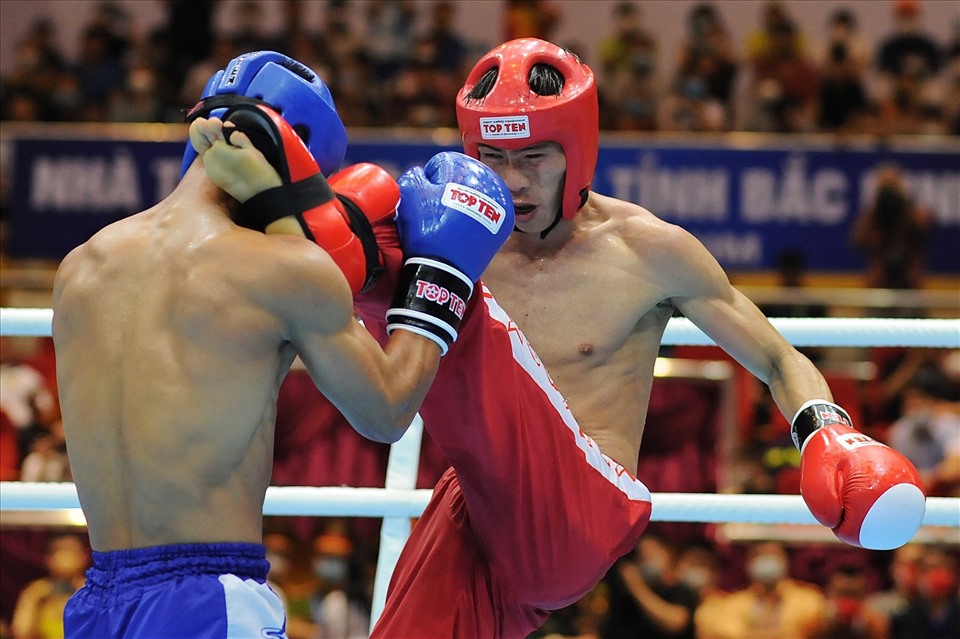 Huỳnh Văn Tuấn (đỏ) - võ sĩ kickboxing hàng đầu Việt Nam sẽ dự sự kiện MAXFC 26 sắp tới. Ảnh: Thành Đông