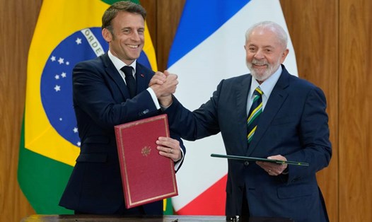 Tổng thống Pháp (trái) và Tổng thống Brazil trao đổi thỏa thuận hợp tác tại Brasilia, Brazil, ngày 28.3.2024. Ảnh: AP