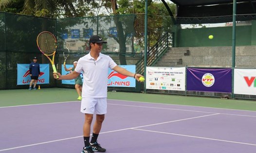 Các vận động viên tranh tài ở giải Quần vợt phong trào toàn quốc Cup VTV8 2024 tại Đà Nẵng . Ảnh: Nguyễn Linh