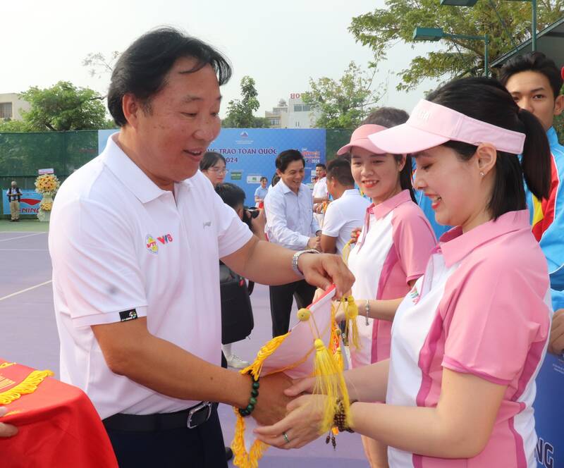 Ông Nguyễn Hồng Sơn, Tổng thư ký Liên đoàn Quần vợt Việt Nam trao cờ cho các vận động viên. Ảnh: Nguyễn Linh