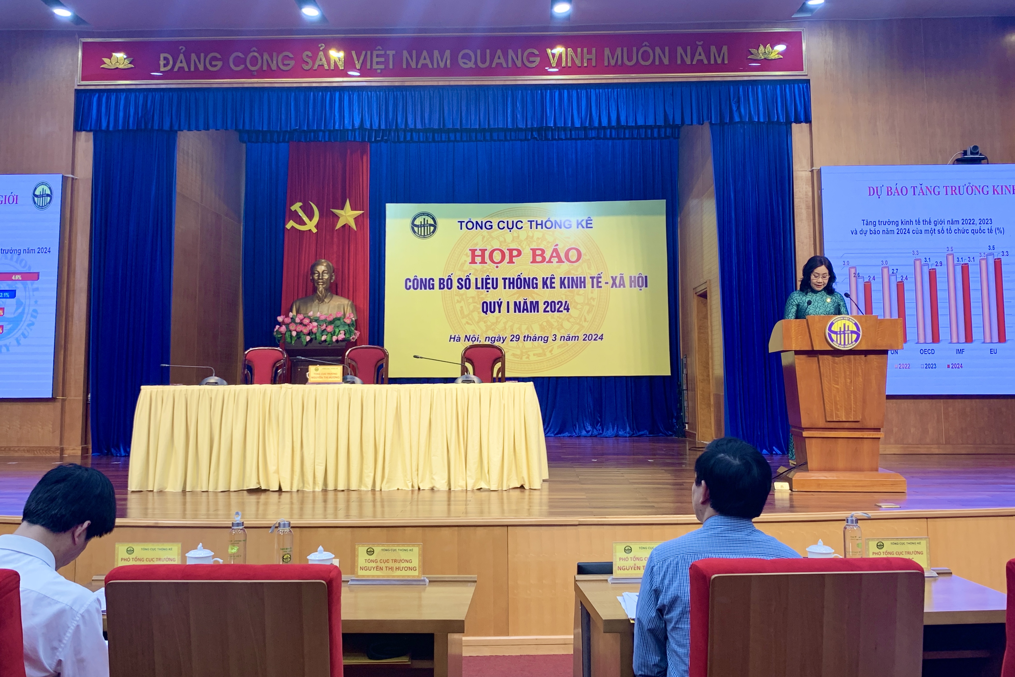 Tổng cục trưởng Tổng cục Thống kê Nguyễn Thị Hương phát biểu tại họp báo. Ảnh: Phương Anh 