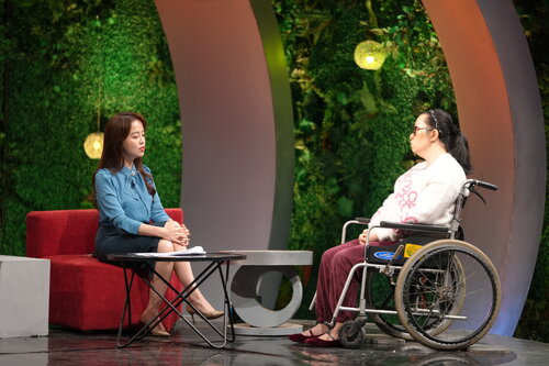 Cô gái Lê Dương Thể Hạnh kể về những nỗ lực vượt qua bệnh tật của mình. Ảnh: VTV