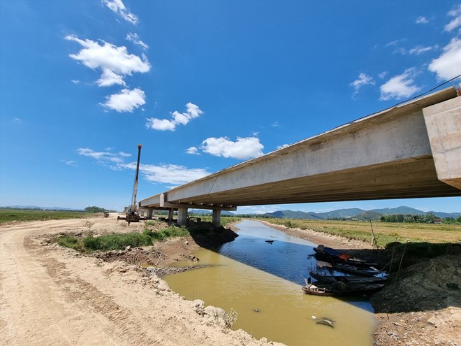 Cầu trên tuyến cao tốc Bắc - Nam đi qua địa phận huyện Nghi Lộc (tỉnh Nghệ An). Ảnh: Quang Đại