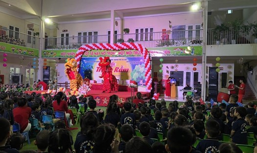 Lãnh đạo Liên đoàn Lao động Thành phố Hà Nội thăm, tặng quà cho con công nhân lao động tại Trường Mầm non Kim Chung A dịp Trung thu năm 2023. Ảnh: Kiều Vũ