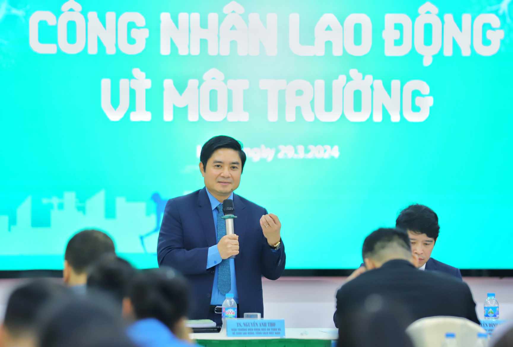 TS Nguyễn Anh Thơ - Viện trưởng Viện Khoa học An toàn và Vệ sinh lao động - trả lời phần hỏi đáp trong diễn đàn. 
