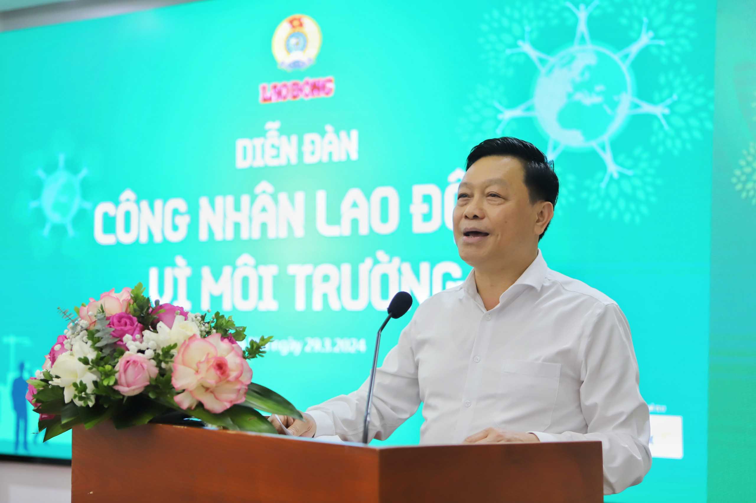 Ông Dương Trung Thành - Chủ tịch công đoàn Bộ Tài nguyên và Môi trường - trình bày tham luận.