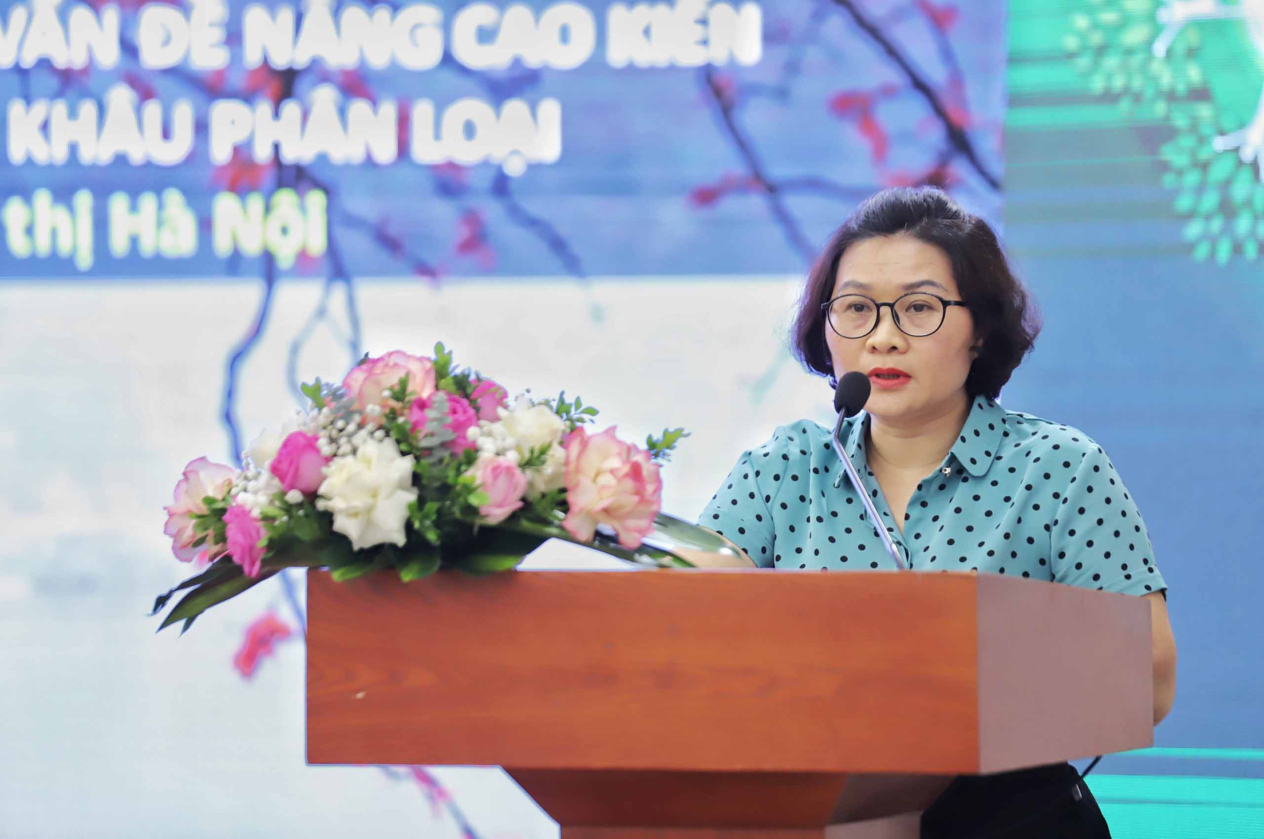 Bà Hoàng Thị Bích Hạnh - Phó Chủ tịch Công đoàn Công ty TNHH MTV Môi trường đô thị Hà Nội (Urenco) trình bày tham luận. Ảnh: Tô Thế