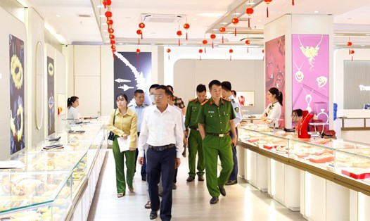 Đoàn liên ngành TP Móng Cái kiểm tra một cửa hàng chuyên phục vụ khách Trung Quốc tại Móng Cái chiều 28.3. Ảnh: Công thông tin Móng Cái