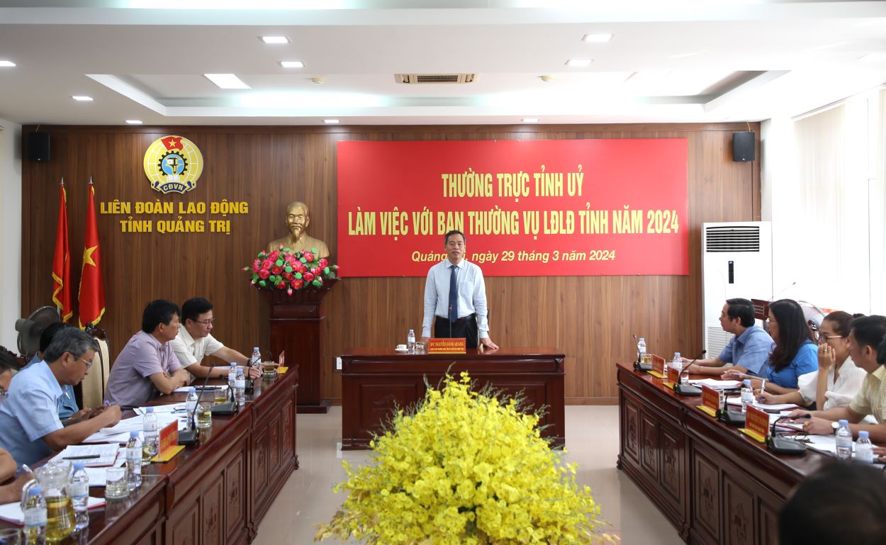 Ông Nguyễn Đăng Quang - Phó Bí thư Thường trực Tỉnh ủy - chủ trì buổi làm việc với LĐLĐ tỉnh Quảng Trị. Ảnh: Hưng Thơ