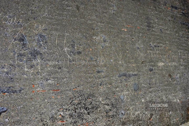 Mặt hậu và mặt phía Đông của Kỳ đài cũng xuất hiện nhiều danh xưng như: Quốc, Diệu, Minh Khánh và thậm chí là tên của một cầu thủ bóng đá nổi tiếng cũng được viết vẽ bậy lên di tích. 