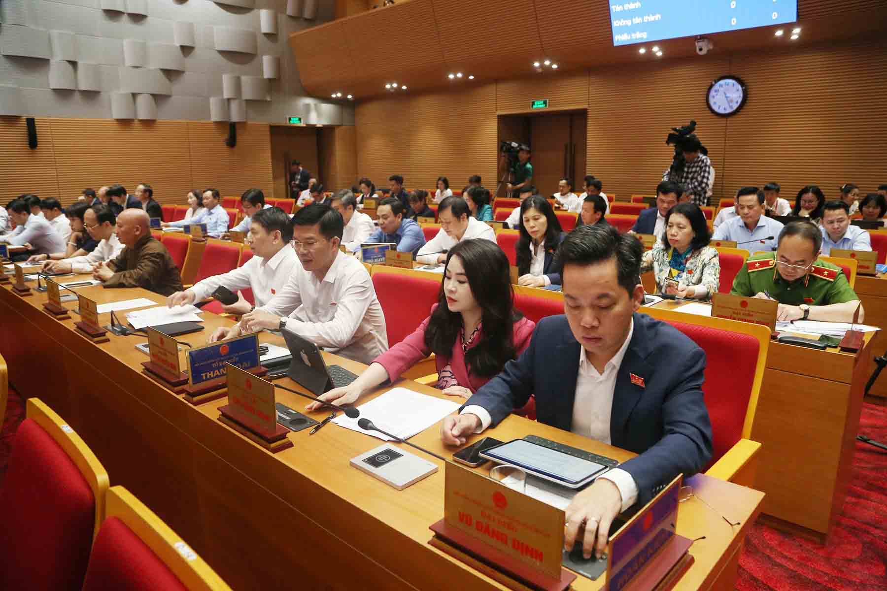 Các đại biểu bấm nút thông qua Nghị quyết về Quy hoạch Thủ đô Hà Nội. Ảnh: HĐND Hà Nội 