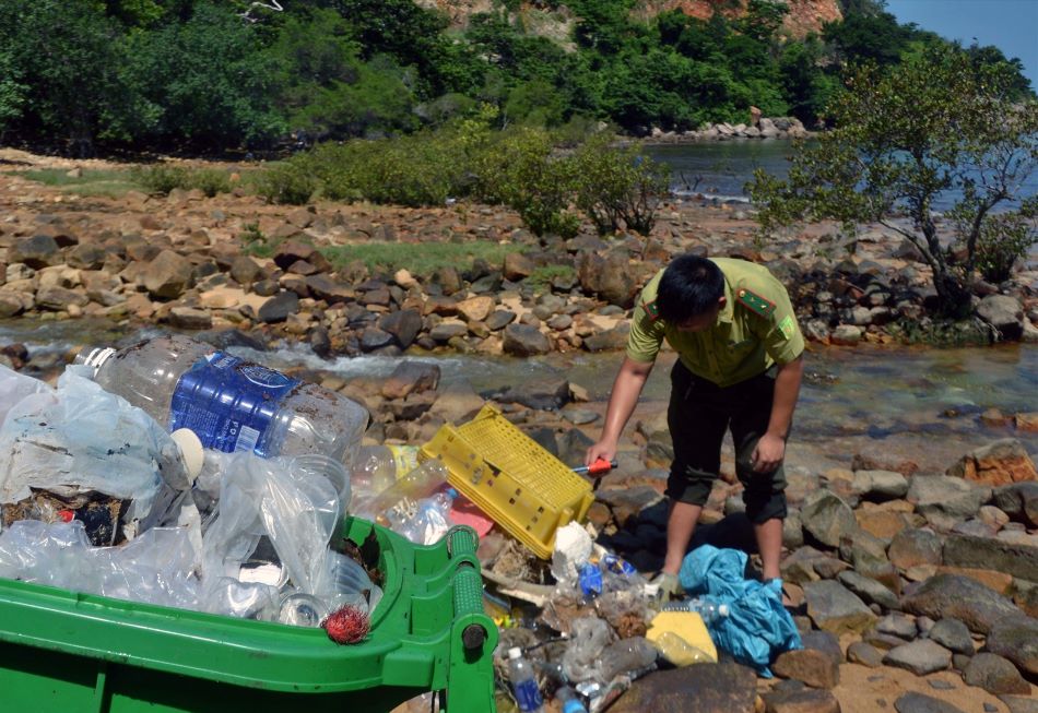 Thu gom rác thải, trong đó có rác thải nhựa tại Vườn quốc gia Côn Đảo. Ảnh: Lâm Điền 