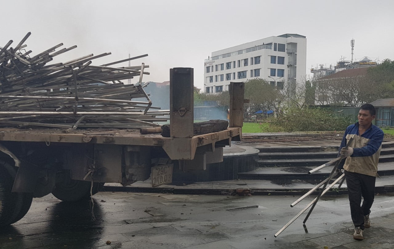 Các công trình kiến trúc tại phố đi bộ Ninh Bình đang được tháo dỡ để bàn giao mặt bằng cho UBND thành phố Ninh Bình (ảnh chụp sáng ngày 29.3). Ảnh: Nguyễn Trường