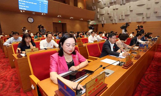 Các đại biểu bấm nút thông qua nghị quyết bổ sung biên chế sự nghiệp giáo dục. Ảnh: HĐND TP Hà Nội