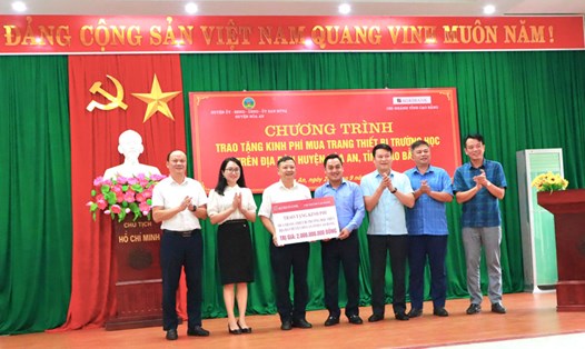 Chi nhánh Agribank Cao Bằng trao kinh phí hỗ trợ trang thiết bị trường học tại huyện Hòa An. Ảnh: Đơn vị cung cấp.