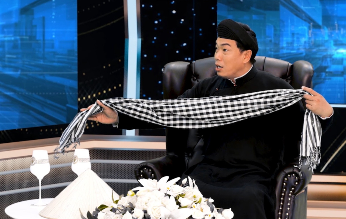 Diễn giả Hồ Nhựt Quang giải thích về chiếc khăn rằn. Ảnh: BTC.