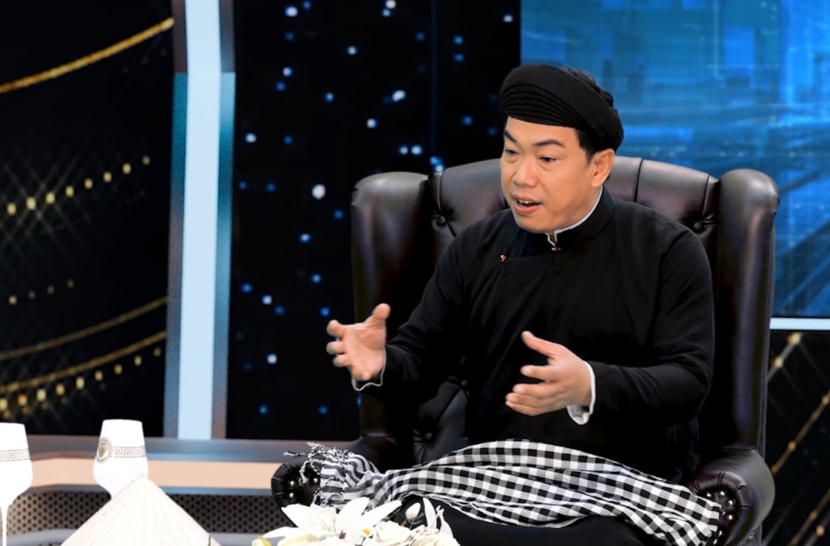 Diễn giả Hồ Nhựt Quang giải thích ý nghĩa chiếc nón lá và khăn rằn