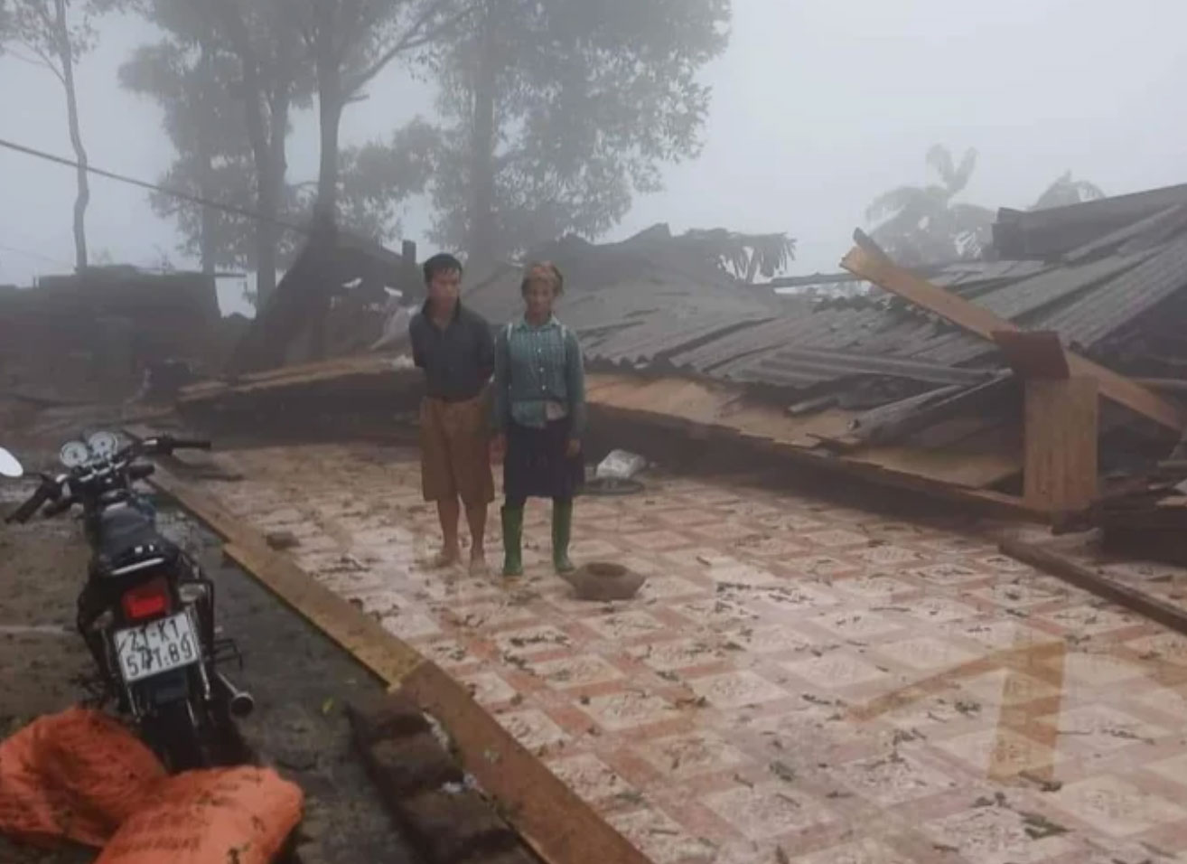 Một ngôi nhà ở xã An Lương, huyện Văn Chấn, tỉnh Yên Bái bị sập đổ hoàn toàn. Ảnh: Người dân cung cấp