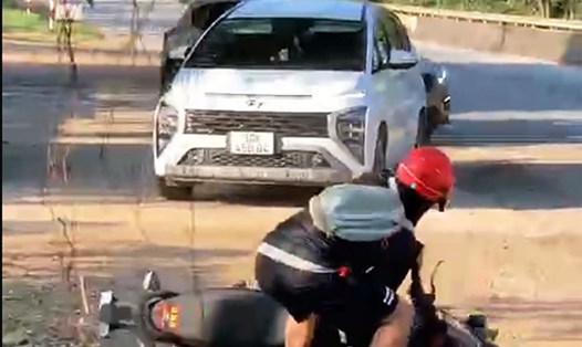 CSGT tỉnh Bình Định vừa ngăn chặn kịp thời 1 ô tô chở 3 người nhập cảnh trái phép sang Campuchia. Ảnh: Công an cung cấp