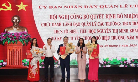 Lãnh đạo quận Lê Chân trao Quyết định và tặng hoa cho các đồng chí được bổ nhiệm. Ảnh: Cổng TTĐT Hải Phòng