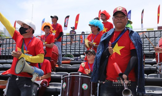 Khán giả "oằn mình" dưới nắng cổ vũ cho đội nhà Bình Định - Việt Nam. Ảnh: Hoài Luân