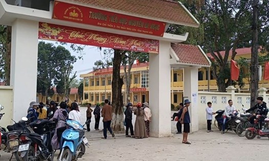 Rất đông phụ huynh tập trung đến khu vực cổng Trường Tiểu học Nguyễn Bá Ngọc trong chiều ngày 27.3. Ảnh: Quách Du