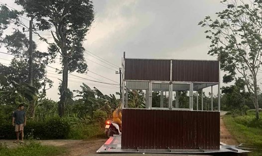 Một hàng quán ở xã Phong Sơn (huyện Phong Điền, Thừa Thiên Huế) bị gió thổi bay. Ảnh: Tiến Dũng.