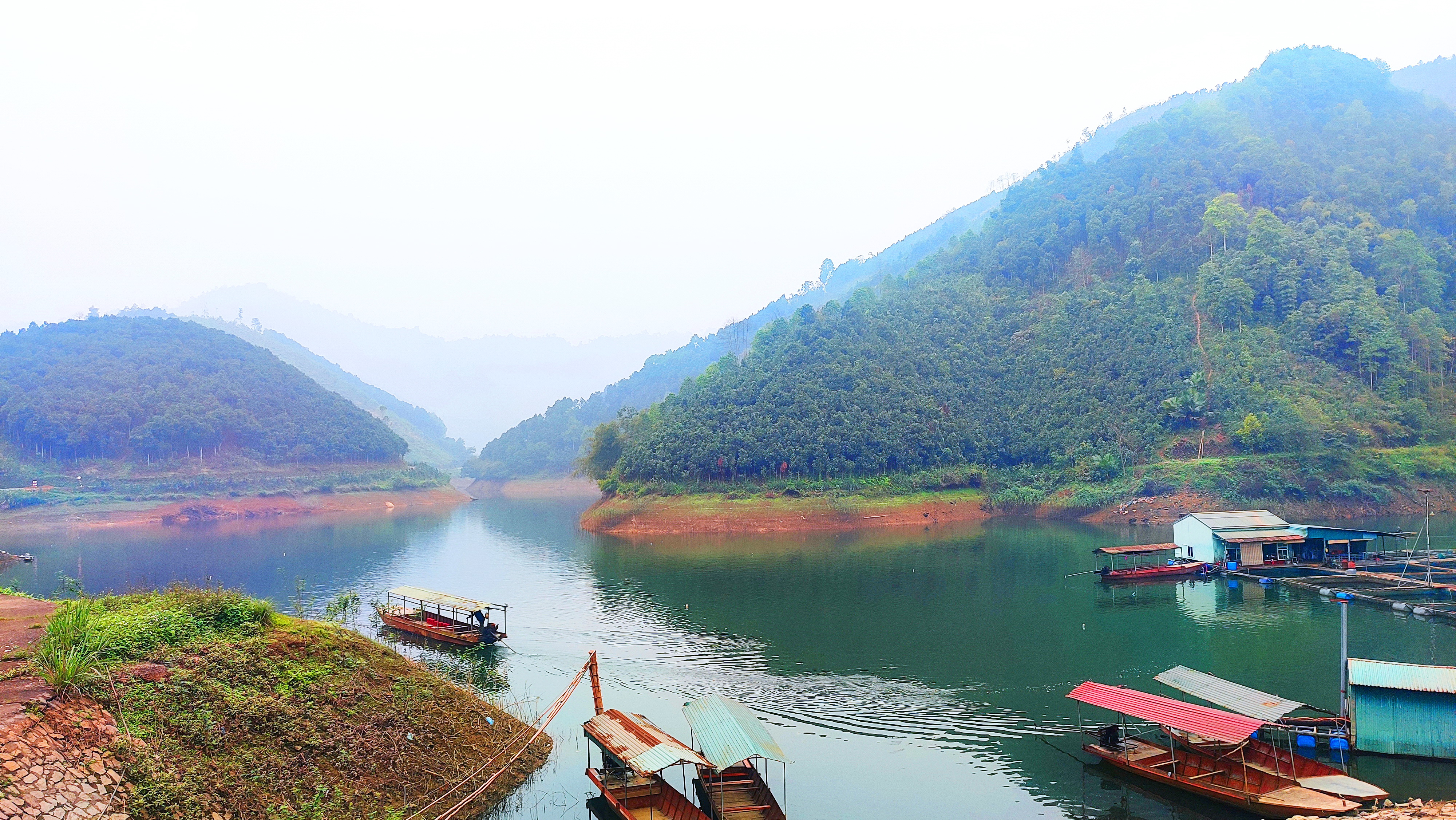Xuôi theo cao tốc Hà Nội – Lào Cai và thoát ra ở nút giao Phù Ninh, đi qua Đền Hùng, khi đến khu vực suối nước nóng Thanh Thủy, di chuyển theo đường số 32, qua cầu Trung Hà, rẽ trái vào đường đê là bạn đã đặt chân đến hồ Ly.