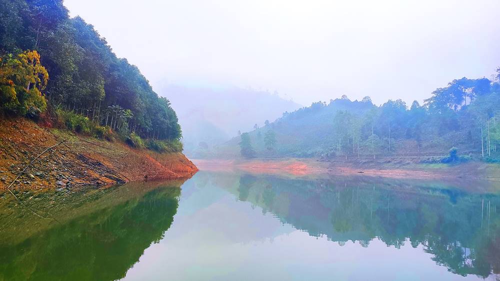 Theo người dân địa phương thì từ tháng 4 đến tháng 8 sẽ là thời gian lý tưởng để tránh sự oi bức của thời tiết, tìm về không gian mát dịu tựa Đà Lạt tại Hồ Ly.