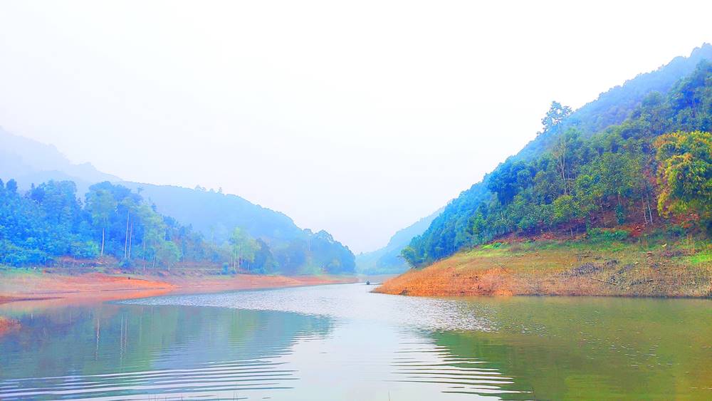Xung quanh hồ thưa thớt cư dân sinh sống nên cảnh vật lúc nào cũng bình yên, tĩnh lặng. Khi di chuyển vào sâu bên trong, điểm đến cuối cùng là những quả đồi đang được quy hoạch thành đồi hoa anh đào và tam giác mạch. Theo chia sẻ của ông Dương Hải Quân (người dân địa phương), dự kiến khoảng 5 năm nữa hoa anh đào lên nụ cây, nụ hoa, nơi đây sẽ thành điểm check in lý tưởng.