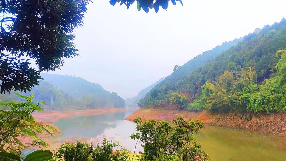 Hồ Ly là hồ có trữ lượng nước lớn nhất tỉnh Phú Thọ, có cảnh sắc thơ mộng, và còn hoang sơ. Trong một vài năm trở lại đây, Hồ Ly thu hút sự quan tâm và tìm đến của nhiều phượt thủ cùng các bạn trẻ thích có những bộ ảnh check in cùng vẻ đẹp của thiên nhiên nơi miền sơn cước.