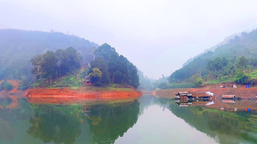 Vào những ngày nắng bừng lên lấp lánh, hay những ngày sương bảng lảng núi rừng và tràn trên mặt hồ - đều mang đến những cảm giác yên bình cho mỗi người khi hòa nhịp cùng thiên nhiên, tận hưởng không khí trong lành, quên đi những phút giây mỏi mệt của nhịp sống nhiều bận rộn, lo toan.