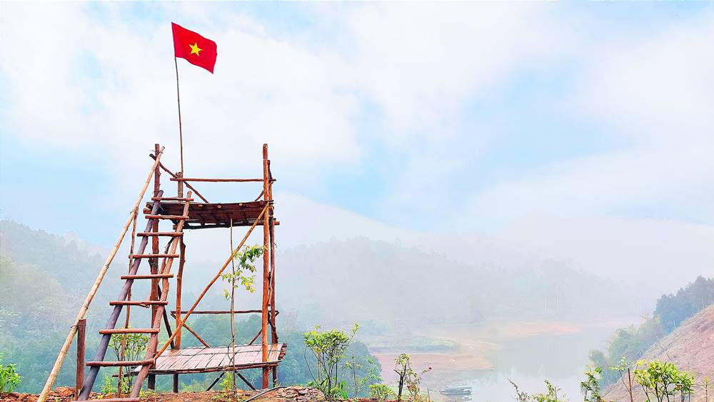 Trên đỉnh đồi thênh thang, khoáng đạt, phóng tầm mắt ra ngắm trọn vẻ đẹp trời mây quyện với núi đồi điệp trùng của hồ Ly.