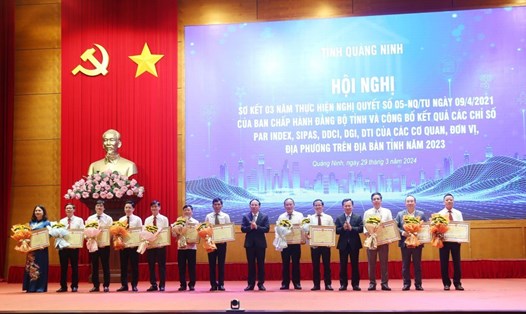Lãnh đạo tỉnh Quảng Ninh trao thưởng cho các tập thể, cá nhân có thành tích xuất sắc trong việc triển khai, thực hiện các chỉ số năng lực cạnh tranh của tỉnh Quảng Ninh năm 2023. Ảnh: Nguyễn Hùng