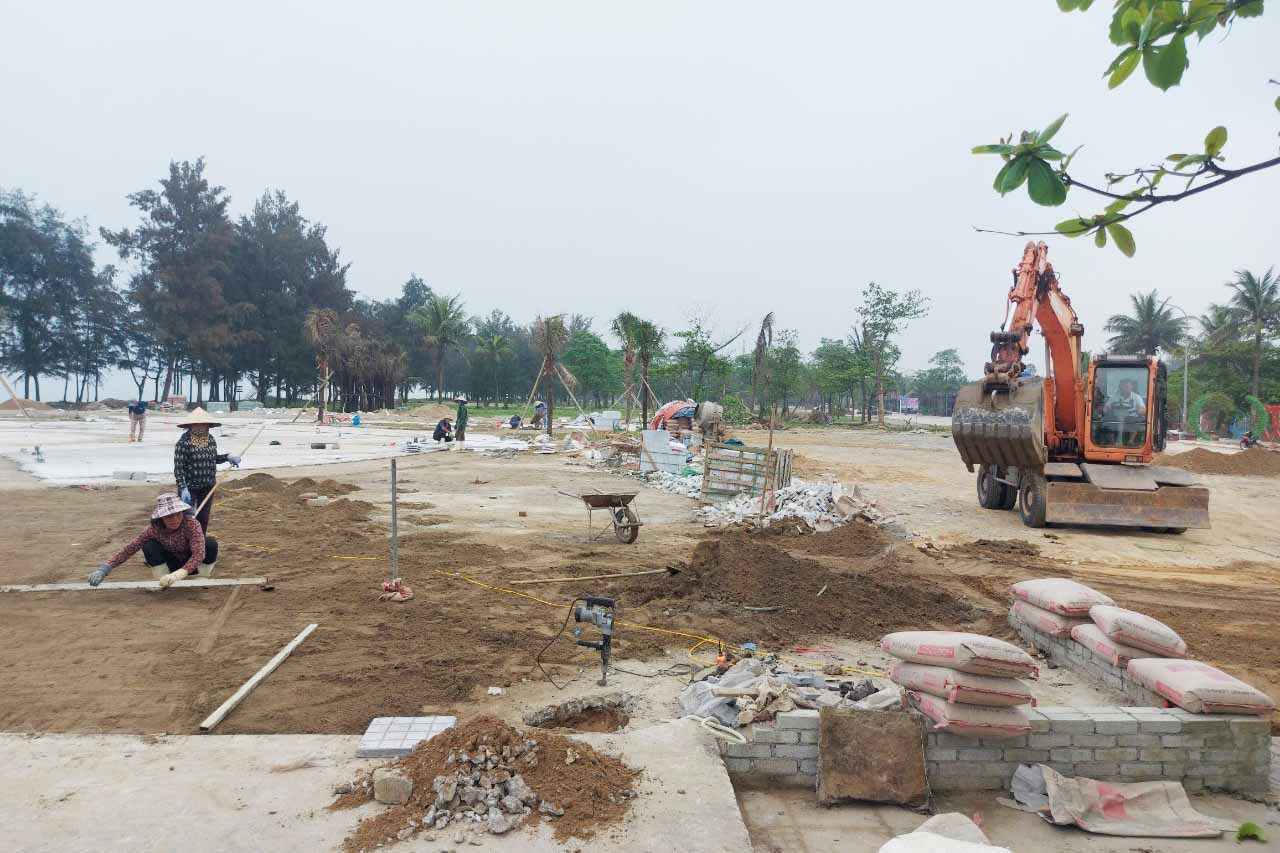 Công tác chỉnh trang, lát lại nền gạch ở Quảng trường biển Xuân Thành đang được khẩn trương thi công. Ảnh: Trần Tuấn.