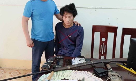 Đối tượng mua bán ma túy Quang Văn Nguyên bị bắt cùng tang vật. Ảnh: Văn Hậu