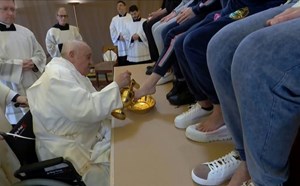 Giáo hoàng Francis rửa chân cho nữ tù nhân ở Rome