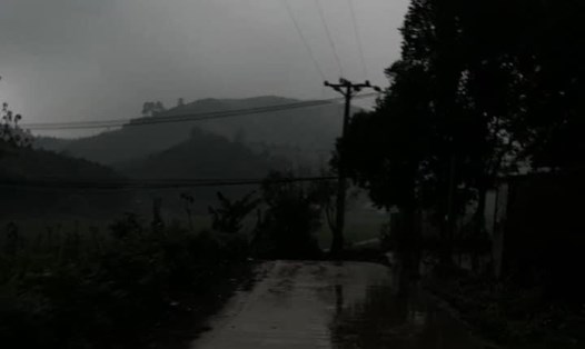 Bầu trời tại Yên Bái tiếp tục tối sầm giữa trưa 29.3 khiến cộng đồng mạng ngạc nhiên. Ảnh: Người dân cung cấp
