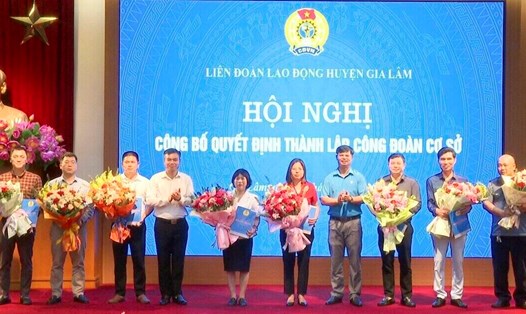 Liên đoàn Lao động huyện Gia Lâm trao Quyết định thành lập cho các Công đoàn cơ sở. Ảnh: CĐCS