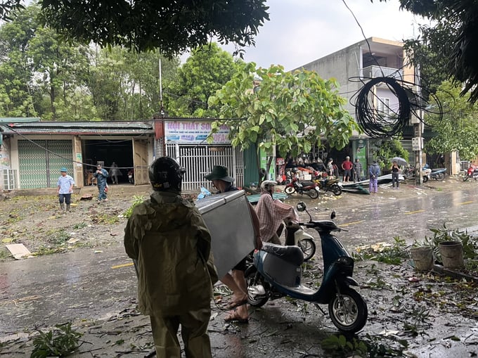 Giông lốc, mưa đá vào rạng sáng 29.3 đã gây thiệt hại tài sản của người dân trên địa bàn tỉnh Lào Cai. Ảnh: Người dân cung cấp