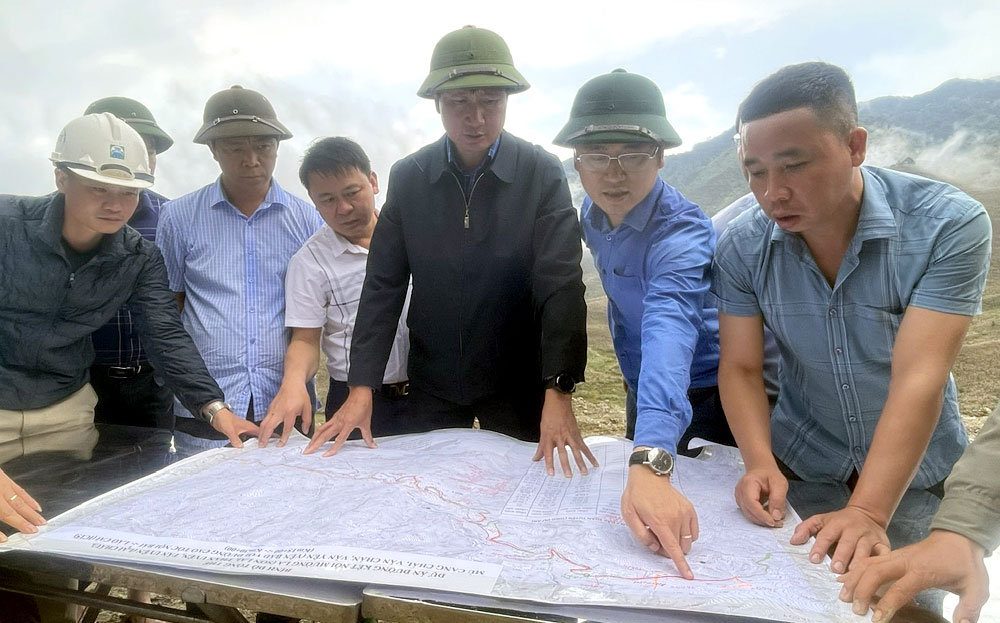 Chủ tịch UBND tỉnh Yên Bái Trần Huy Tuấn kiểm tra tiến độ Dự án đường kết nối với cao tốc Nội Bài - Lào Cai (IC15). Ảnh: Đức Toàn
